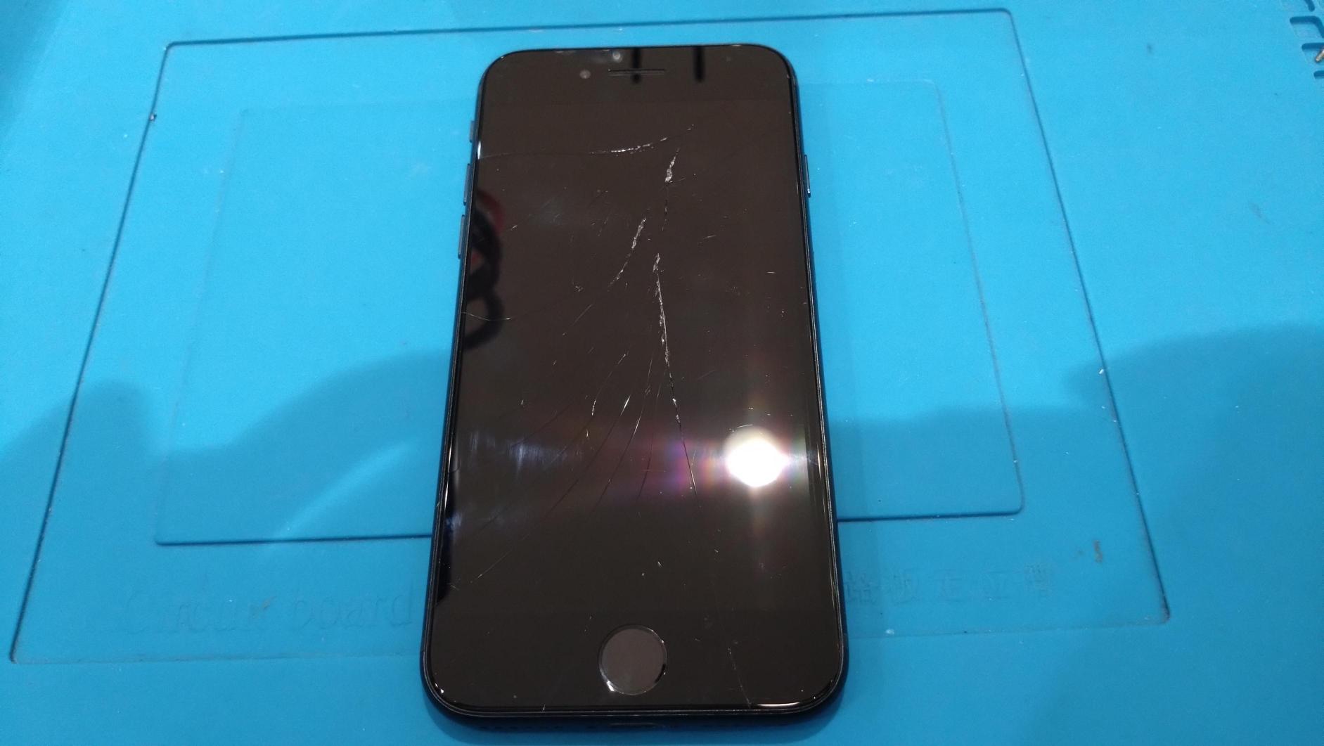 タッチガラスが割れてしまったiPhone8（アイフォン）画面交換を承りました！